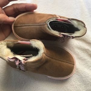 Size 5 see Kai run leather and lambs wool toddler girl shoes.  Brand new.